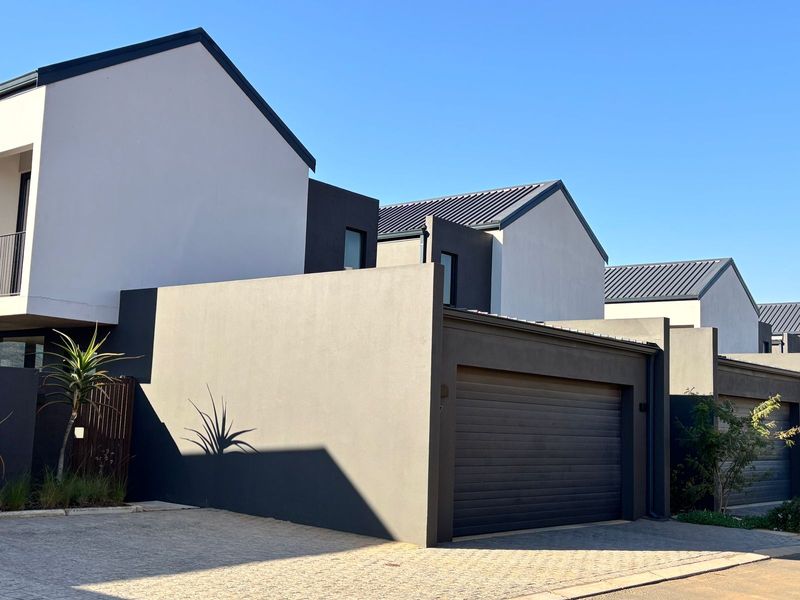 Modern 3-Bedroom Lock-Up-and-Go | Spacious & Stylish Living - Photo 2