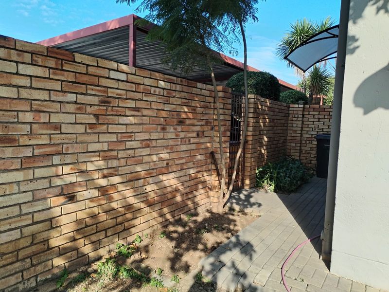 Spacious 2-Bedroom Duplex with Private Garden in Westwood Complex - Photo 8