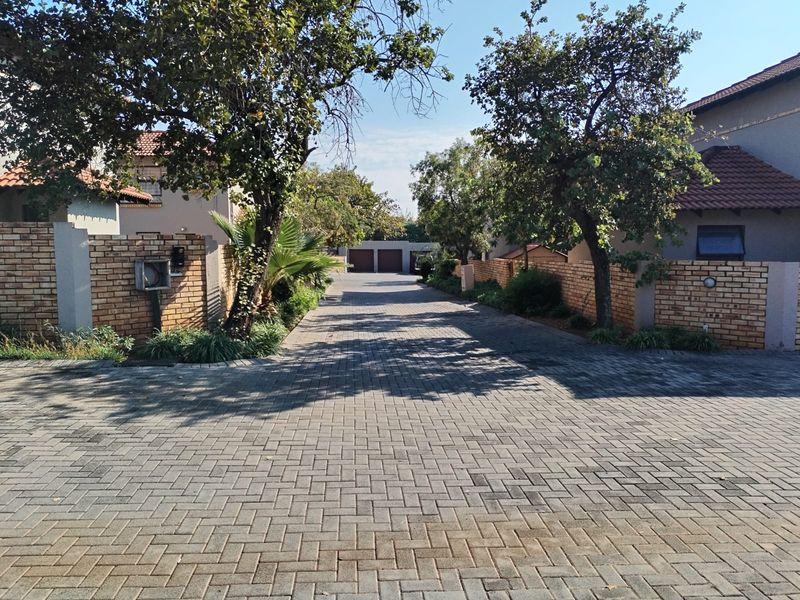 Spacious 2-Bedroom Duplex with Private Garden in Westwood Complex - Photo 9
