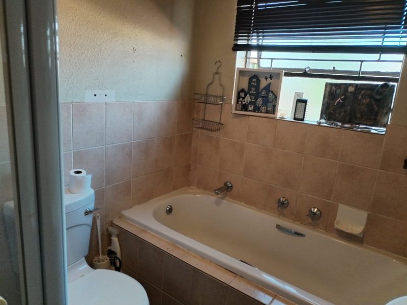 Spacious 2-Bedroom Duplex with Private Garden in Westwood Complex - Photo 8