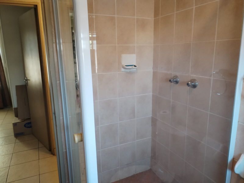 Spacious 2-Bedroom Duplex with Private Garden in Westwood Complex - Photo 7