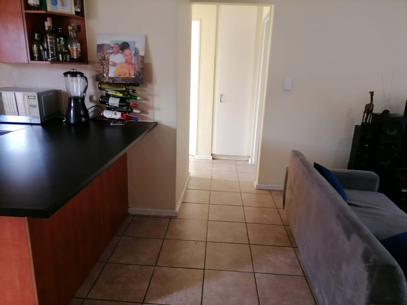 Modern 2-Bedroom Apartment in Vorna Valley with Kyalami Grand Prix Circuit Views - Photo 9