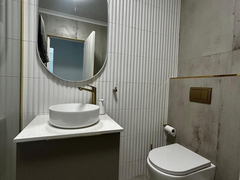 1 Bedroom , modern living with a sea view - Photo 8