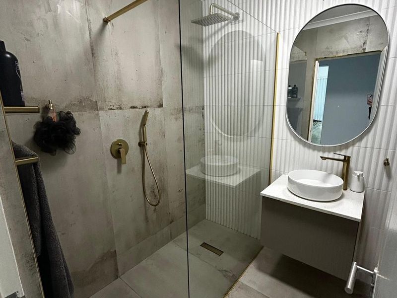 1 Bedroom , modern living with a sea view - Photo 6