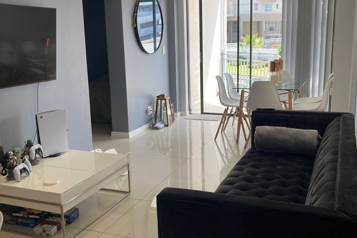 1 Bedroom , modern living with a sea view - Photo 3