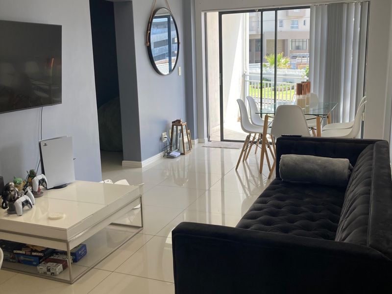 1 Bedroom , modern living with a sea view - Photo 3