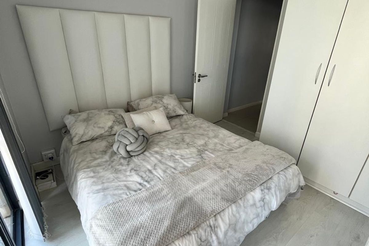 1 Bedroom , modern living with a sea view - Photo 5