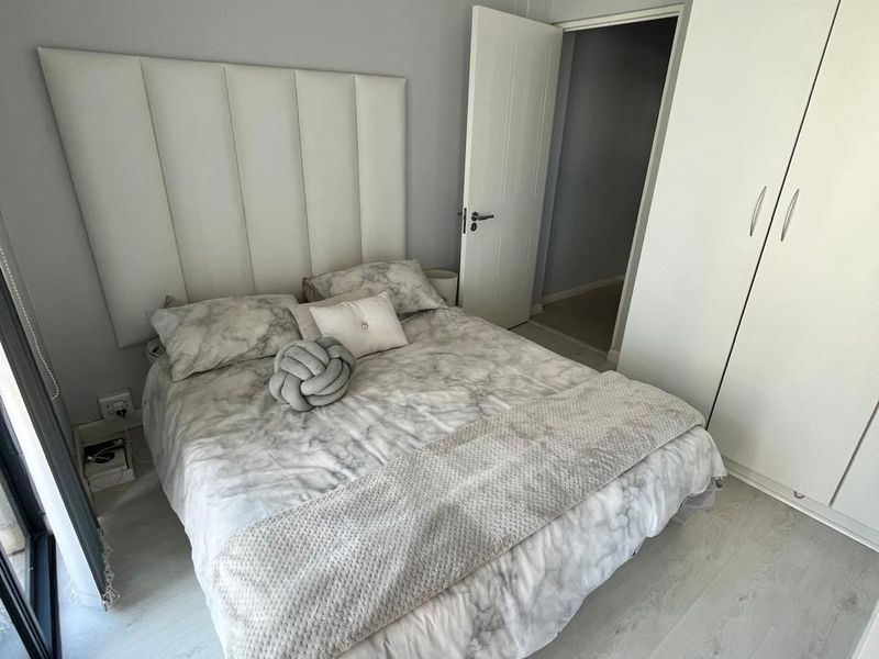 1 Bedroom , modern living with a sea view - Photo 5