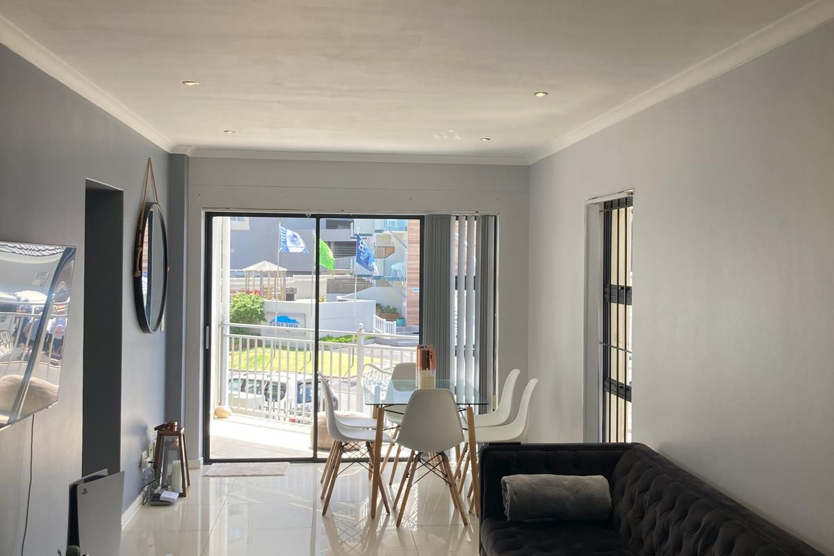 1 Bedroom , modern living with a sea view - Photo 2