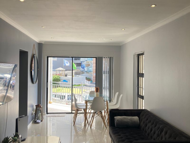 1 Bedroom , modern living with a sea view - Photo 2