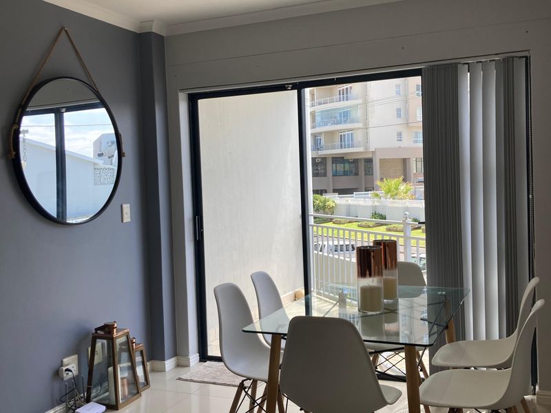 1 Bedroom , modern living with a sea view - Photo 4
