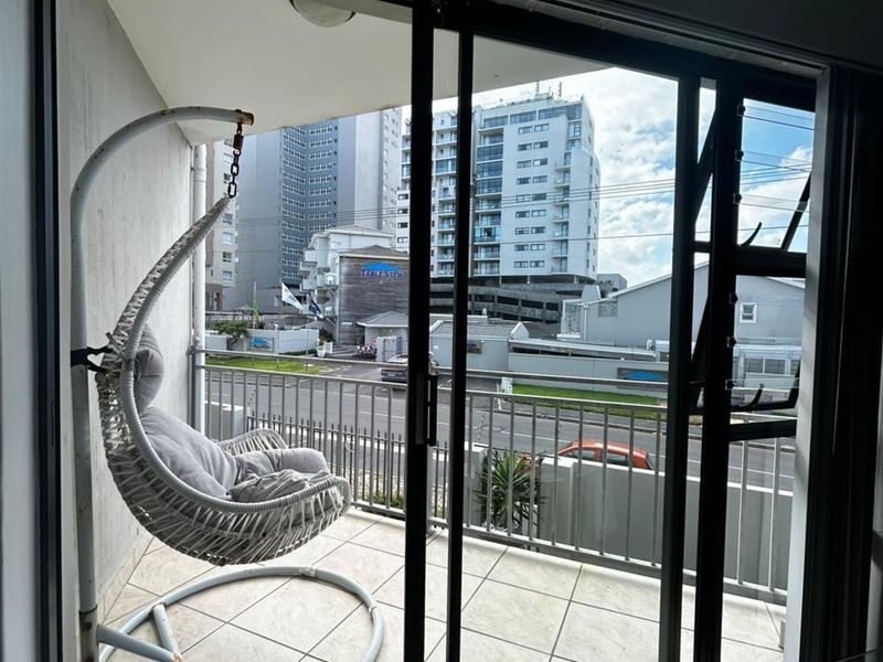 1 Bedroom , modern living with a sea view - Photo 9