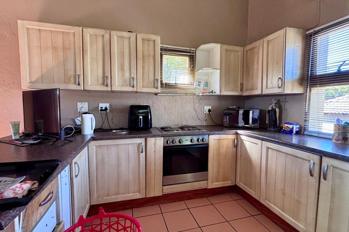 3 BEDROOM APARTMENT TO LET - Photo 4