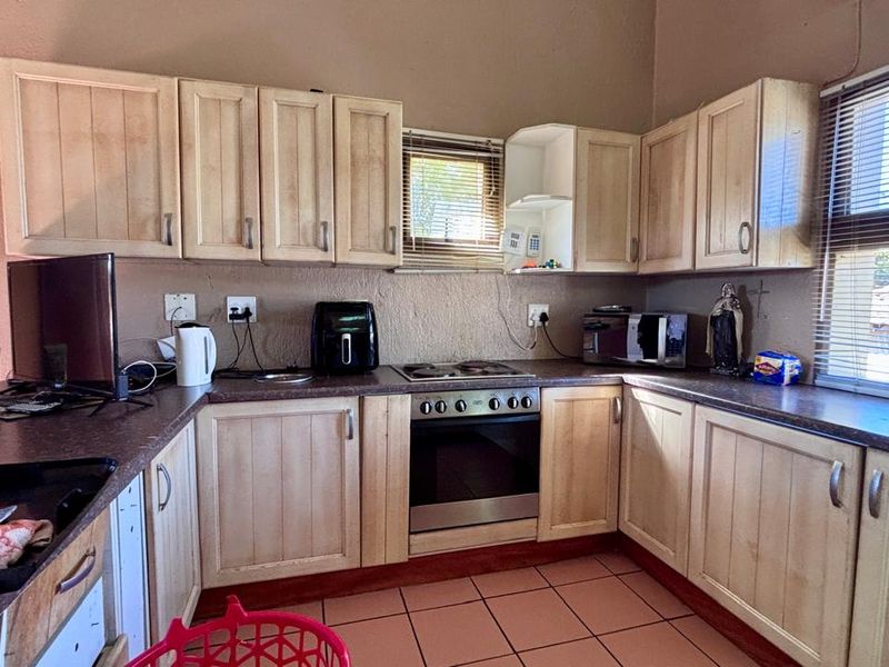 3 BEDROOM APARTMENT TO LET - Photo 4