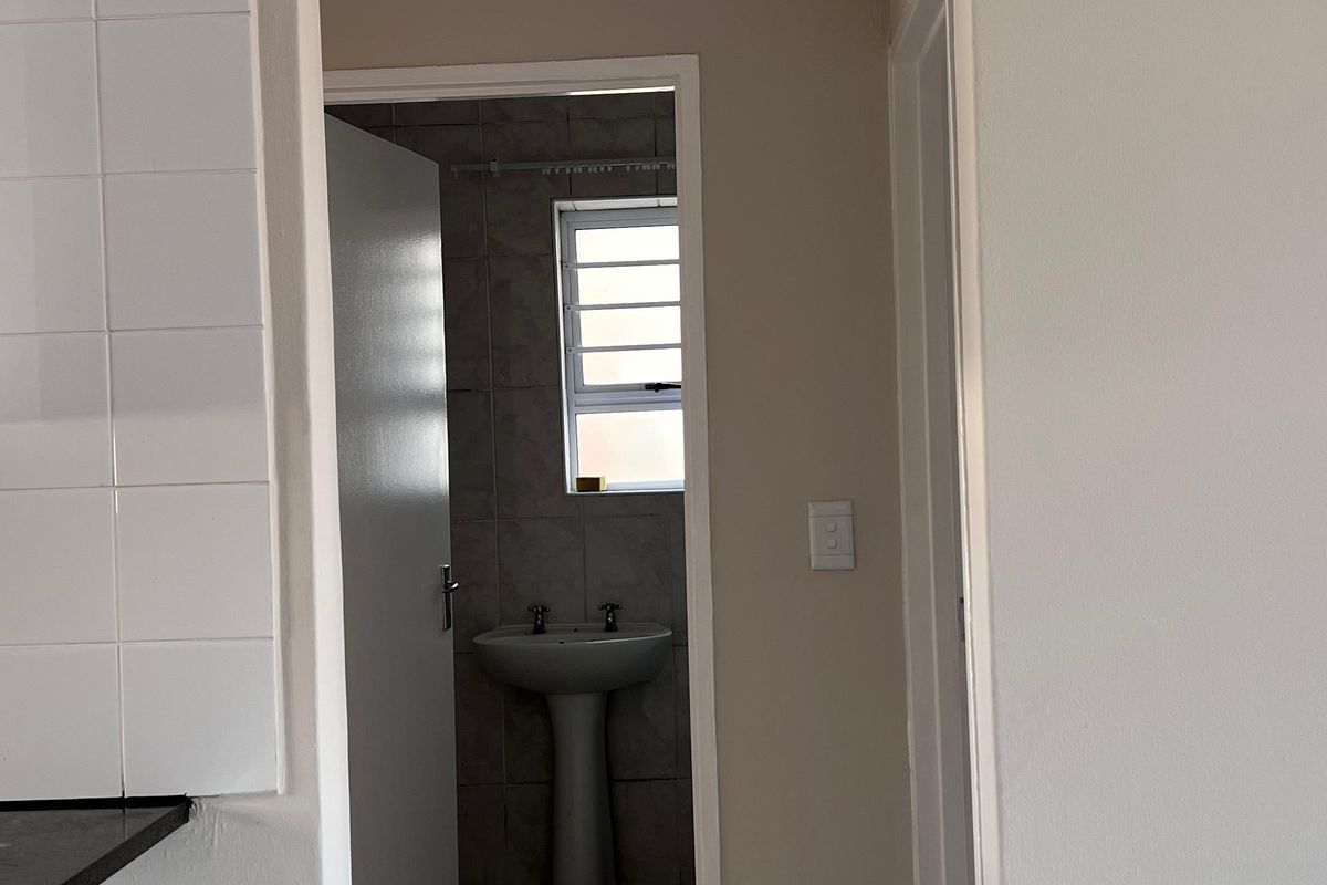 Generous  2 Bedroom Apartment  To Let in Parkland  Available 1 June 2026 - Photo 5