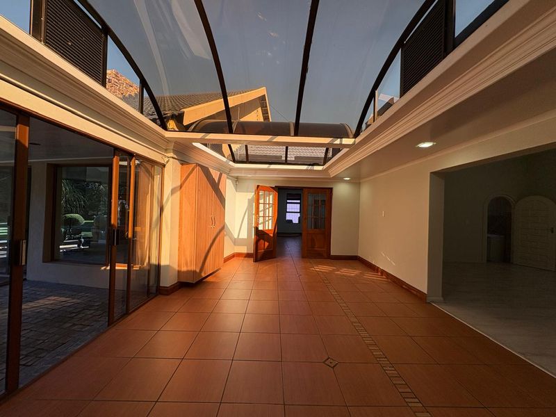 5 bedroom house for sale - Photo 1