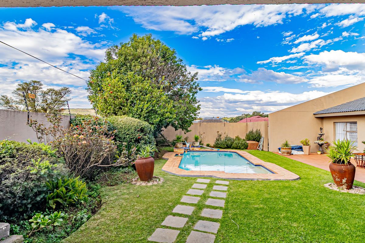 4 bedroom 2 bathroom Entertainer’s Dream Family Home - Photo 2