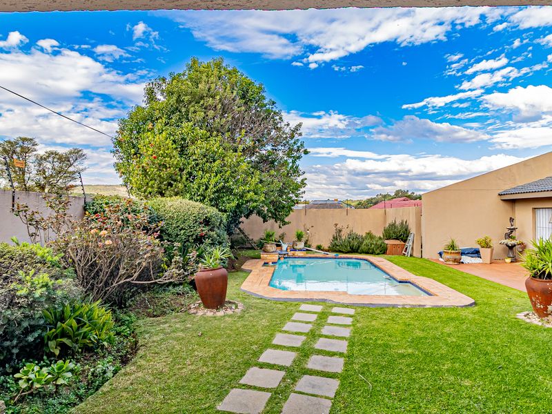 4 bedroom 2 bathroom Entertainer’s Dream Family Home - Photo 2