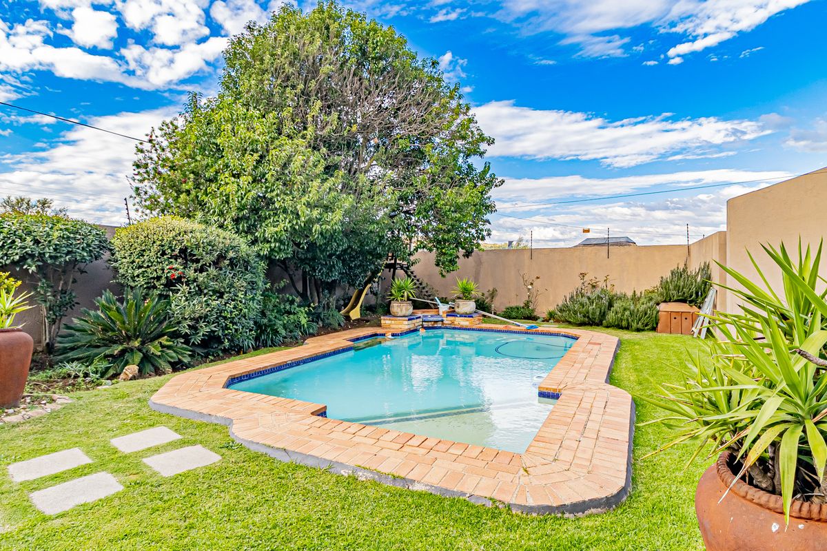 4 bedroom 2 bathroom Entertainer’s Dream Family Home - Photo 3