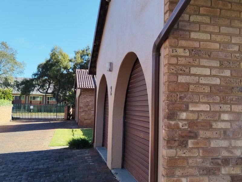 2 Bedroom simplex with Double garage to rent - Photo 6