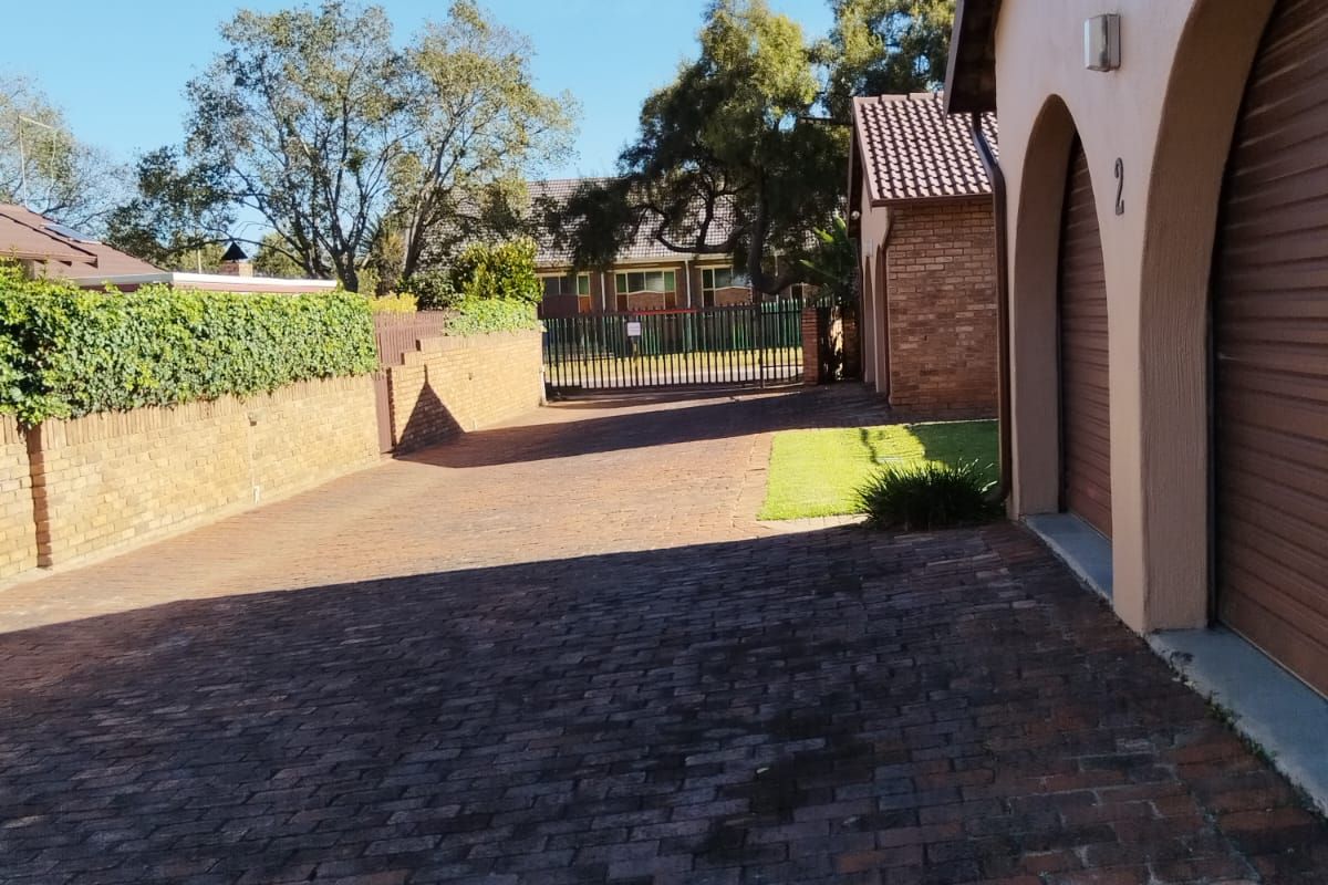 2 Bedroom simplex with Double garage to rent - Photo 5