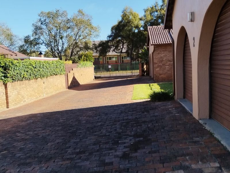 2 Bedroom simplex with Double garage to rent - Photo 5