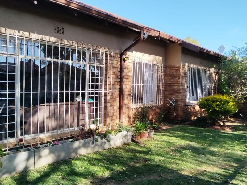 2 Bedroom simplex with Double garage to rent - Photo 8