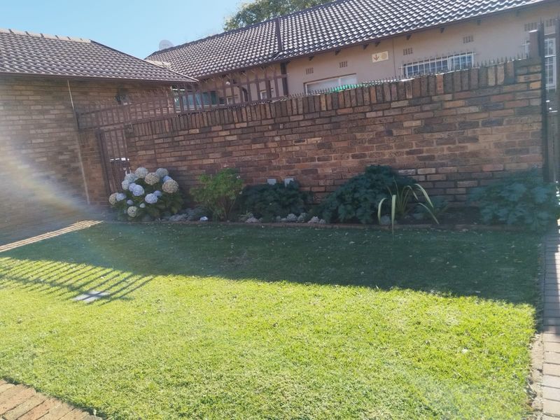 2 Bedroom simplex with Double garage to rent - Photo 2