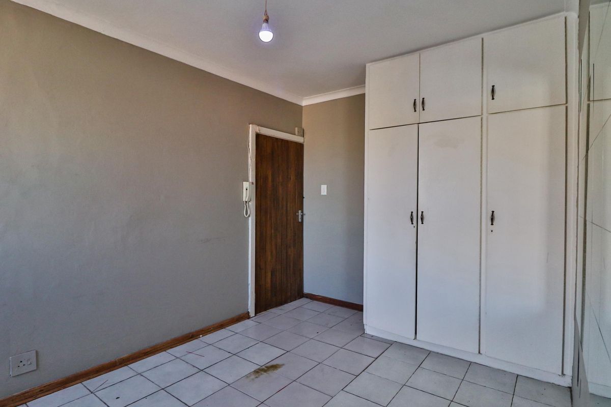 BATCHELOR APARTMENT WITH GARAGE FOR SALE - Photo 5