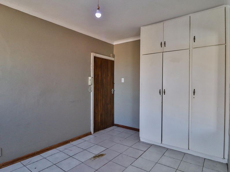 BATCHELOR APARTMENT WITH GARAGE FOR SALE - Photo 5