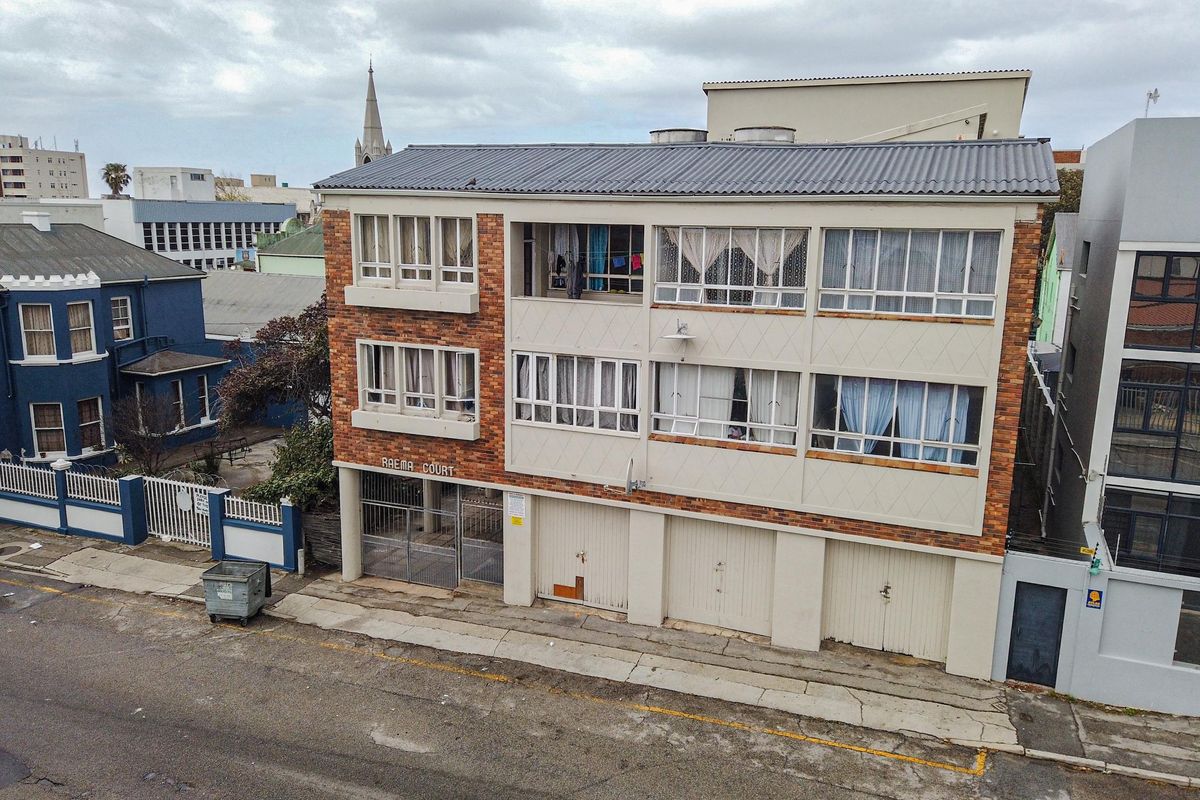 BATCHELOR APARTMENT WITH GARAGE FOR SALE - Photo 2