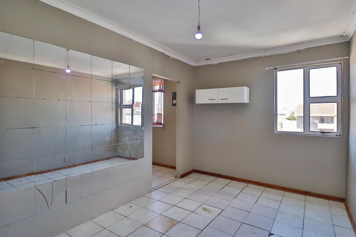 BATCHELOR APARTMENT WITH GARAGE FOR SALE - Photo 3