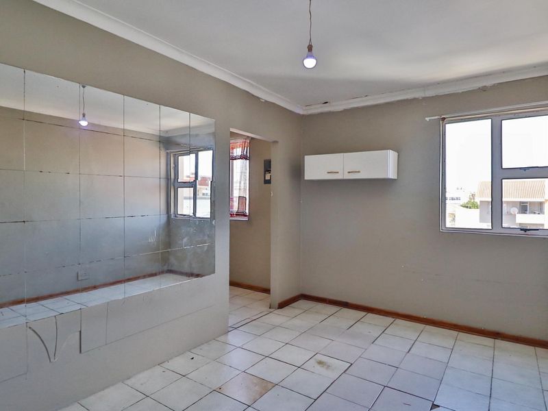 BATCHELOR APARTMENT WITH GARAGE FOR SALE - Photo 3