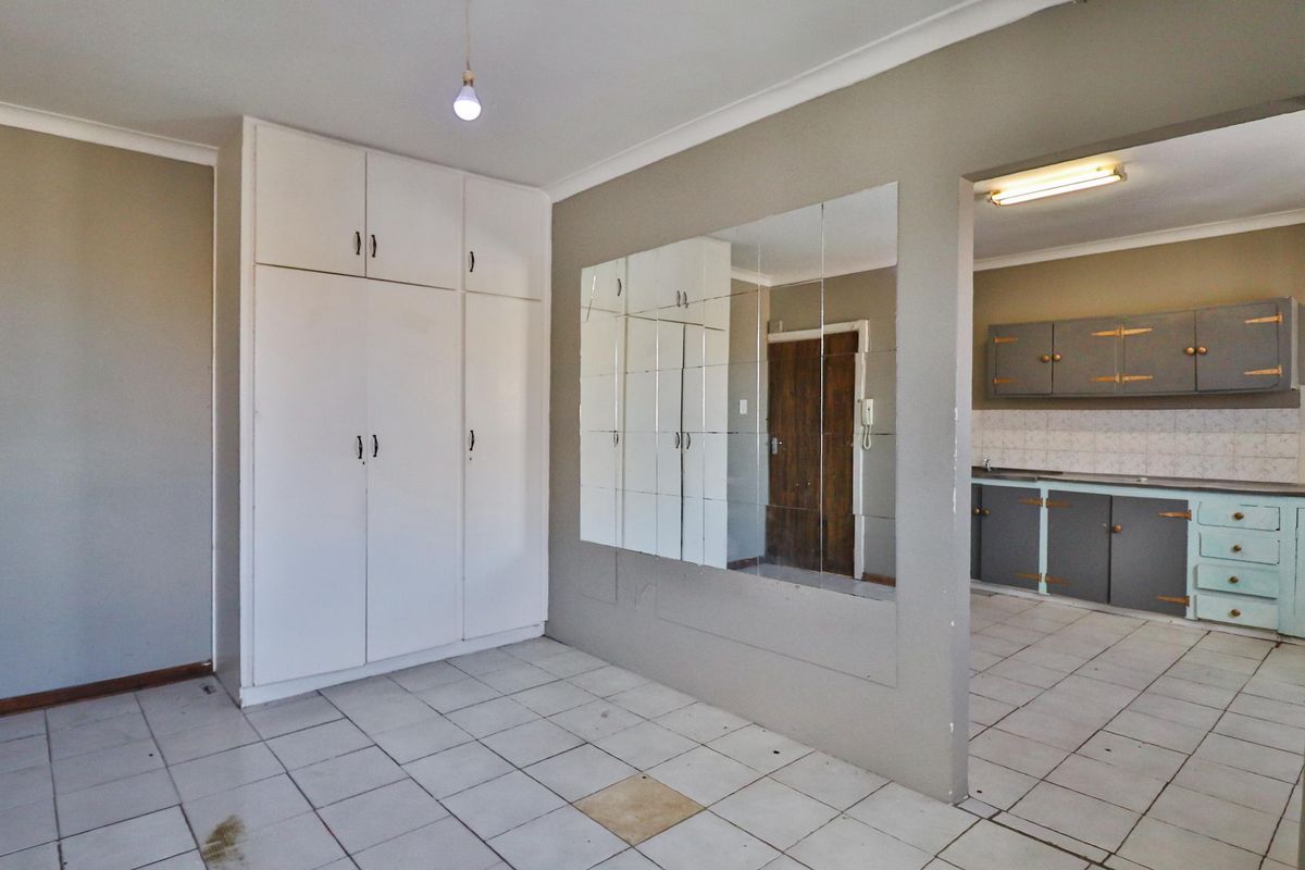 BATCHELOR APARTMENT WITH GARAGE FOR SALE - Photo 4