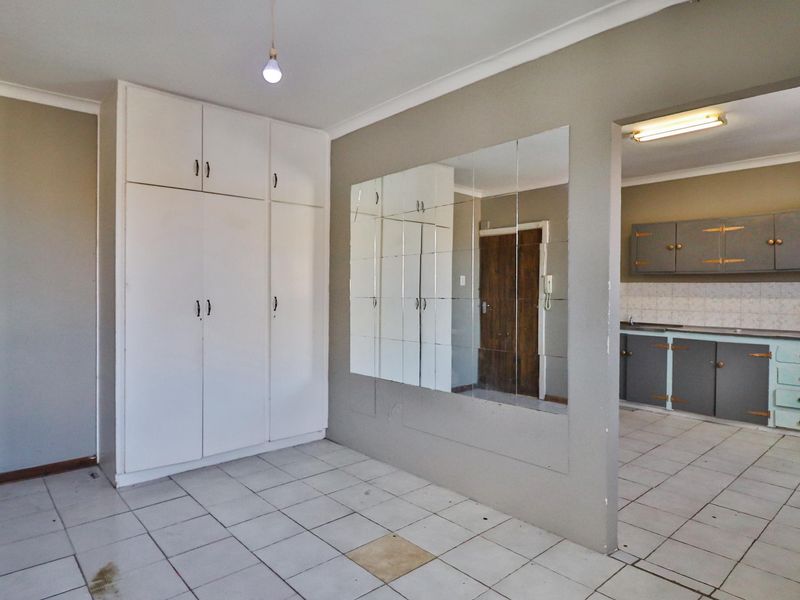 BATCHELOR APARTMENT WITH GARAGE FOR SALE - Photo 4