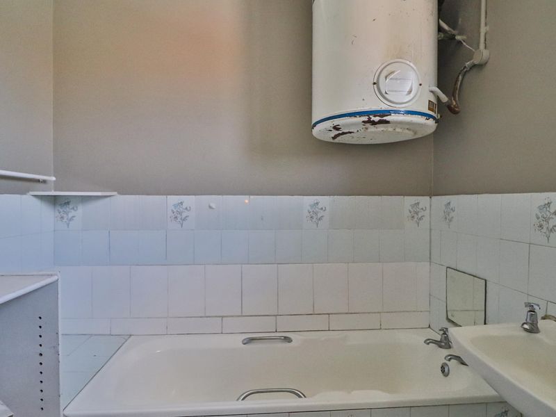 BATCHELOR APARTMENT WITH GARAGE FOR SALE - Photo 9