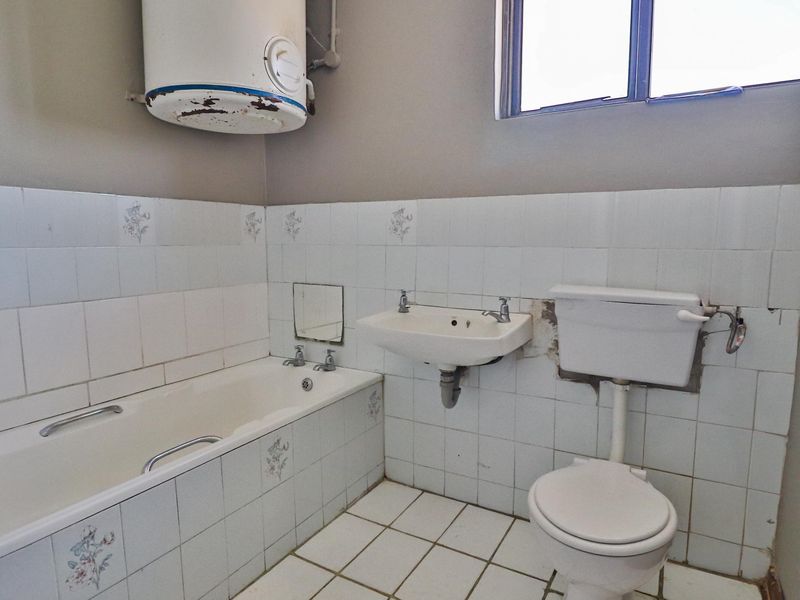 BATCHELOR APARTMENT WITH GARAGE FOR SALE - Photo 8