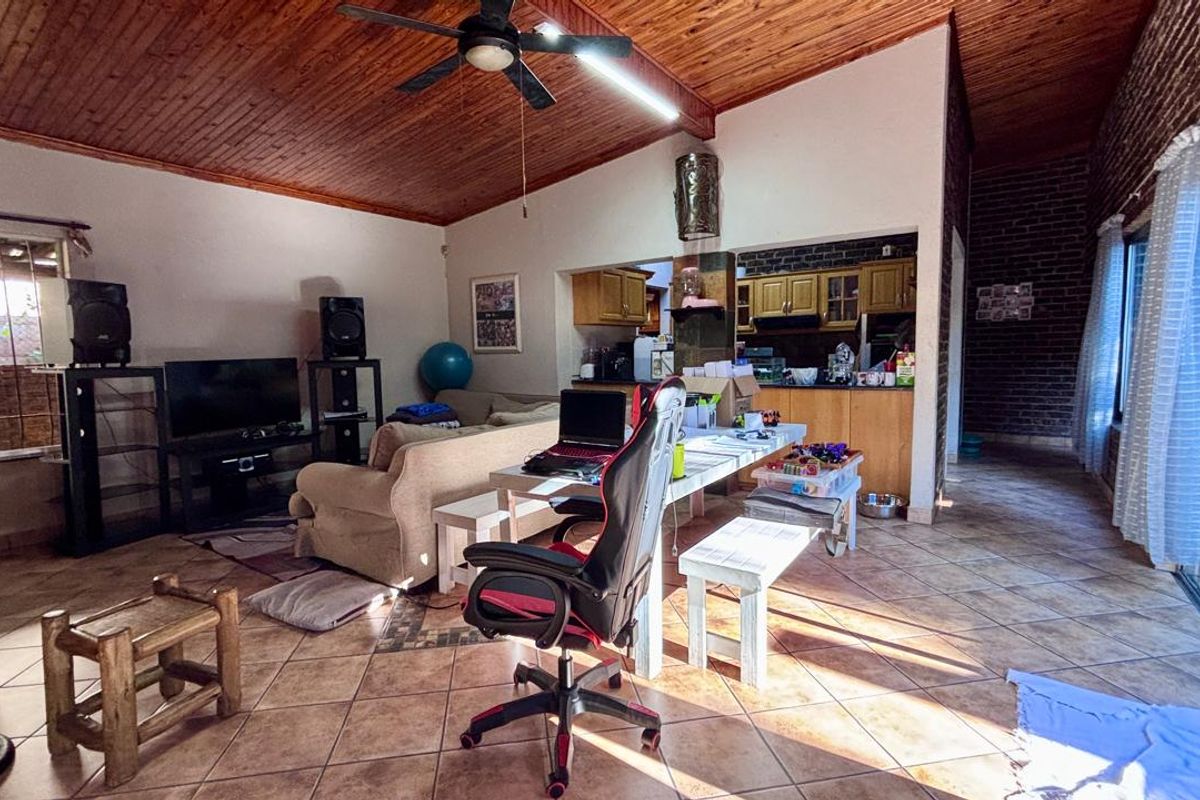 4 BEDROOM HOUSE TO LET - Photo 4