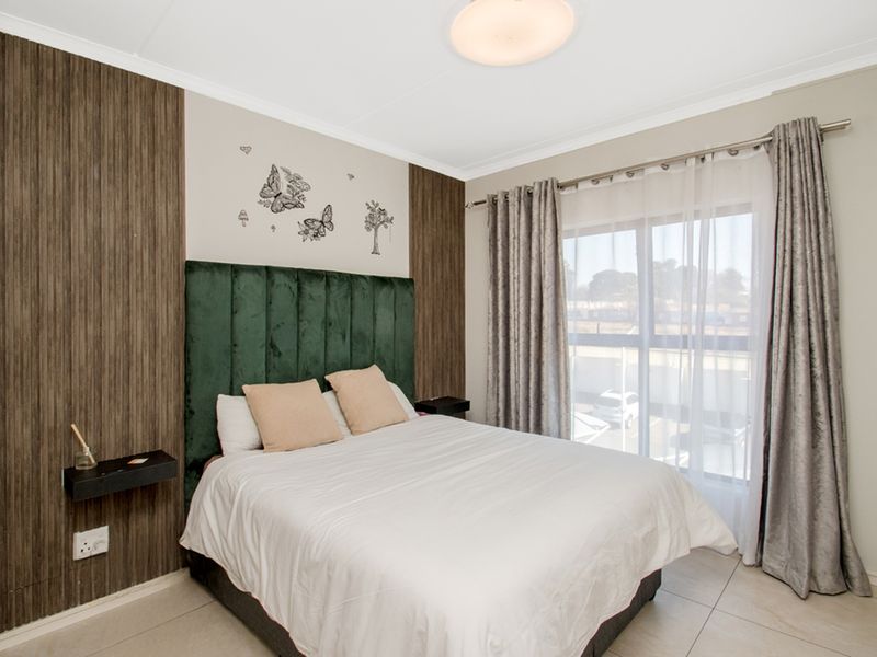 Affordable Luxury in a Prime Setting - Photo 8
