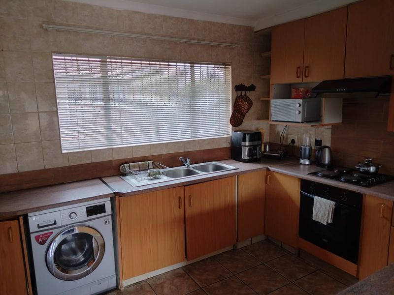 Charming 3-Bedroom, 1-Bathroom Townhouse in Birchleigh North! - Photo 8