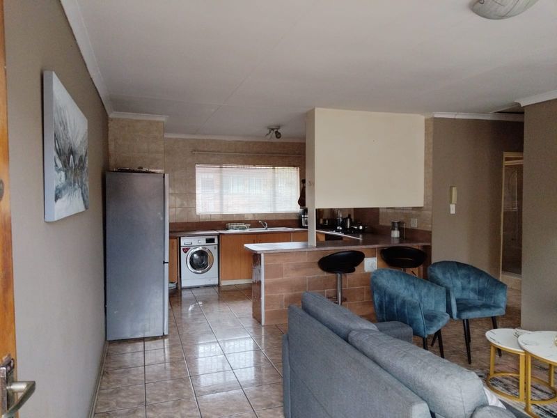 Charming 3-Bedroom, 1-Bathroom Townhouse in Birchleigh North! - Photo 7