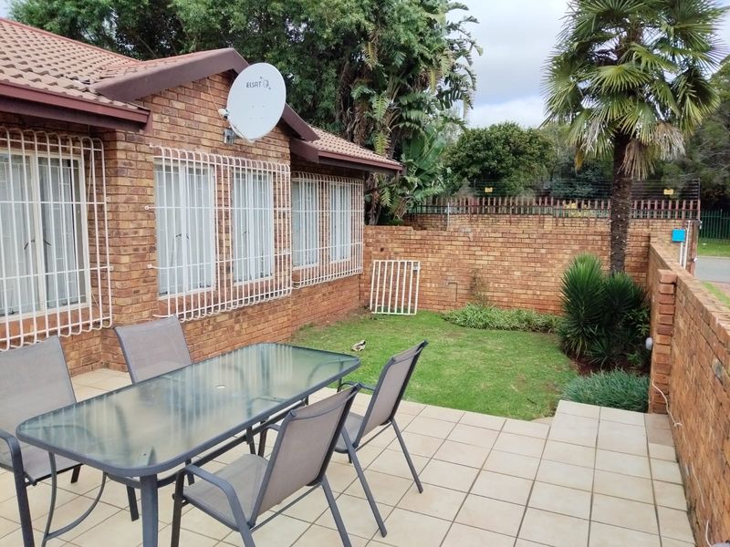 Charming 3-Bedroom, 1-Bathroom Townhouse in Birchleigh North! - Photo 6