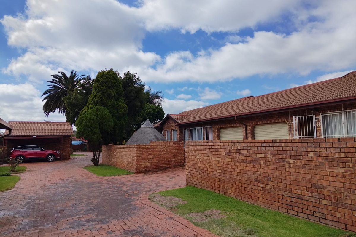 Charming 3-Bedroom, 1-Bathroom Townhouse in Birchleigh North! - Photo 3