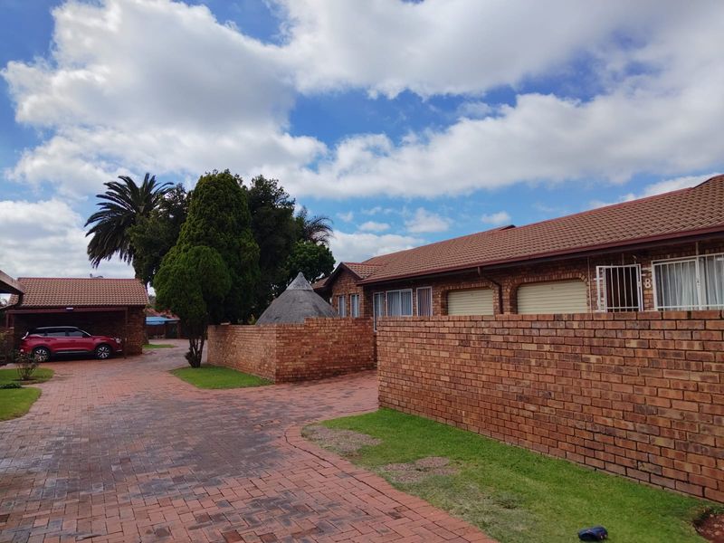 Charming 3-Bedroom, 1-Bathroom Townhouse in Birchleigh North! - Photo 3