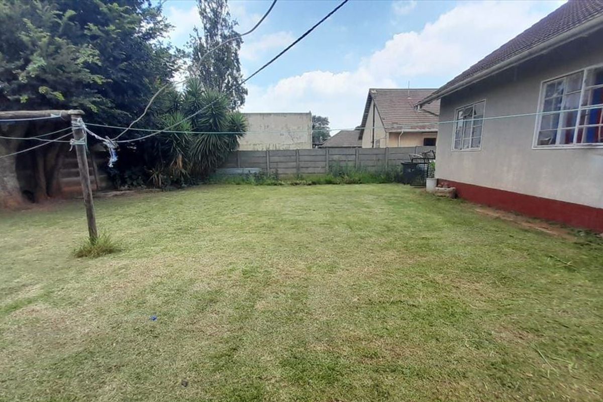 Investor's Goldmine in Rhodesfield !!! - Photo 2