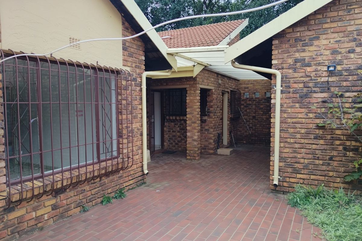 Stunning 3-Bedroom, 2-Bathroom Townhouse in Birchleigh North! - Photo 3