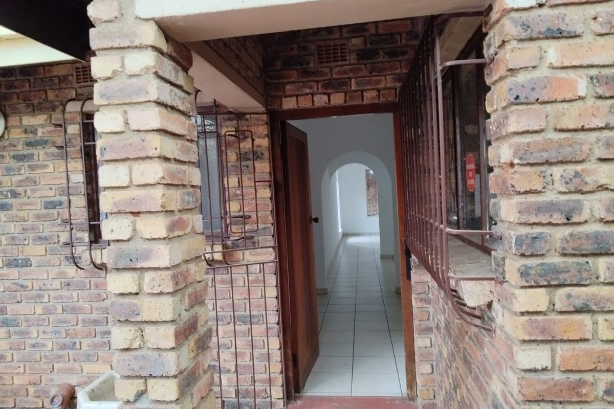 Stunning 3-Bedroom, 2-Bathroom Townhouse in Birchleigh North! - Photo 4