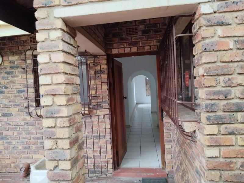 Stunning 3-Bedroom, 2-Bathroom Townhouse in Birchleigh North! - Photo 4