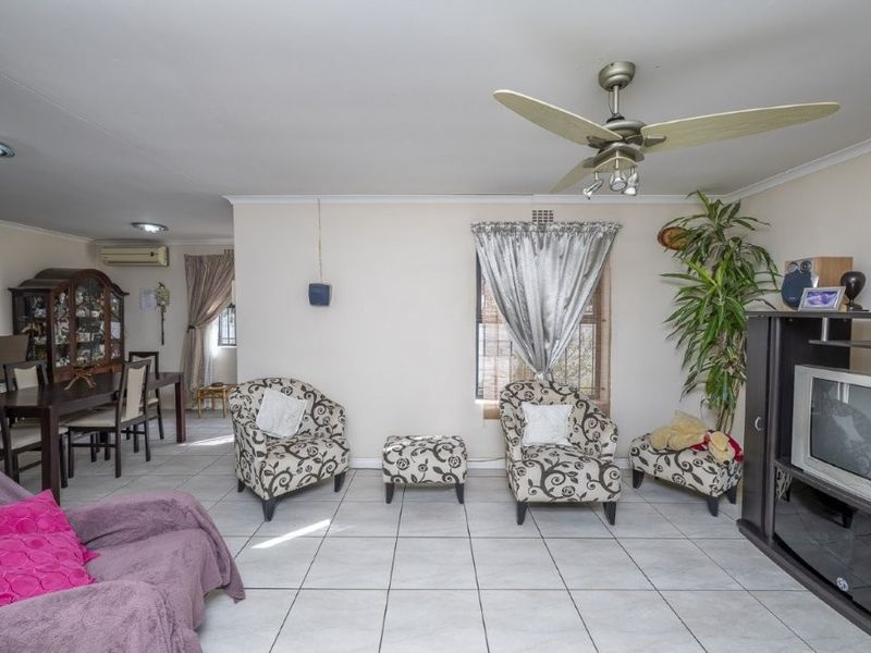 Family & Pet-Friendly Living in Sought-After Pinehurst, Spacious 3-Bedroom Home to Rent - Photo 5