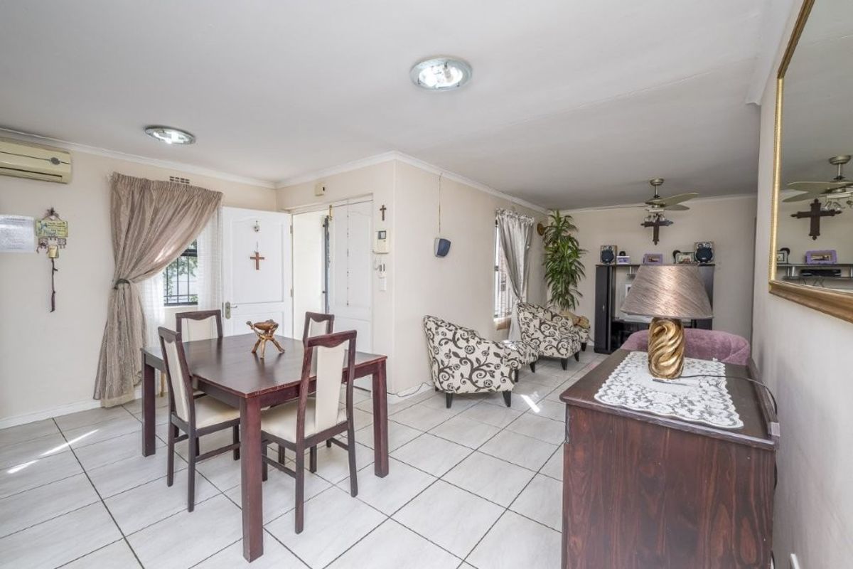 Family & Pet-Friendly Living in Sought-After Pinehurst, Spacious 3-Bedroom Home to Rent - Photo 4